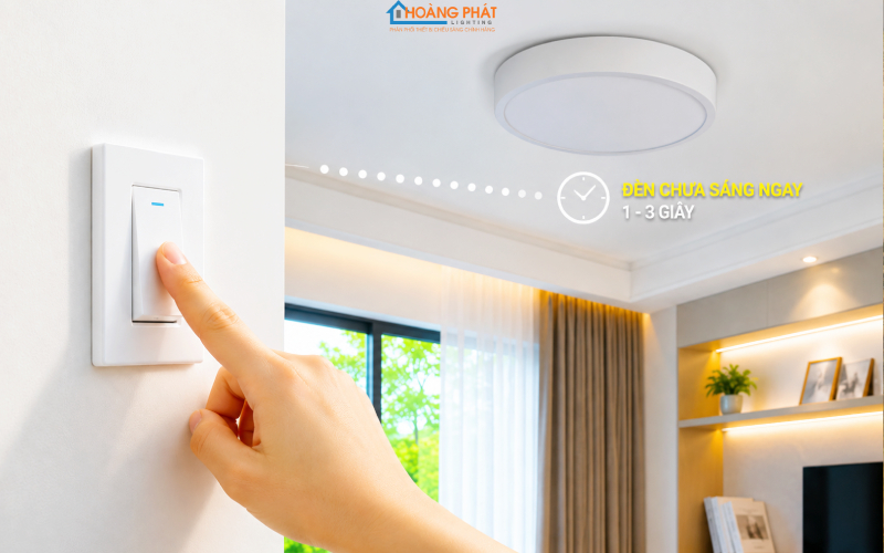 Bàn tay gạt công tắc và bóng đèn LED còn tối, minh họa độ trễ khi bật