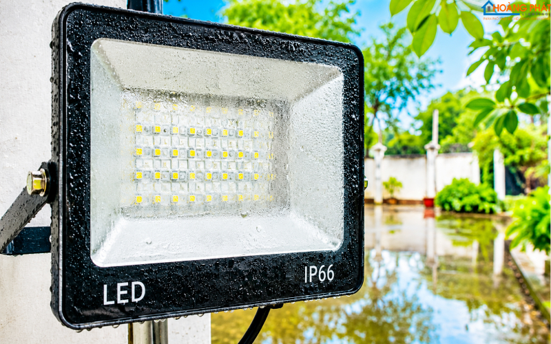 Ảnh đèn pha LED ngoài trời bị hấp hơi mờ đục mặt kính sau cơn mưa