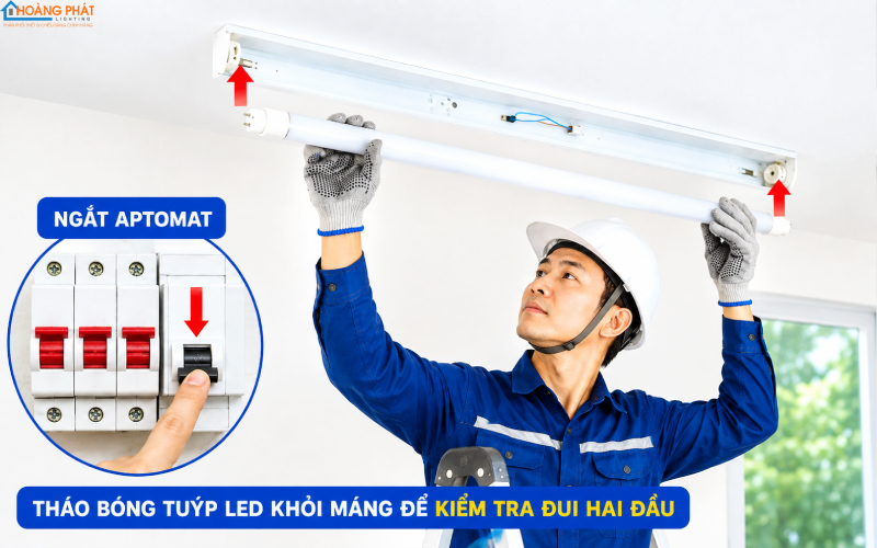 Người thợ ngắt aptomat và tháo bóng tuýp LED khỏi máng để kiểm tra đui hai đầu